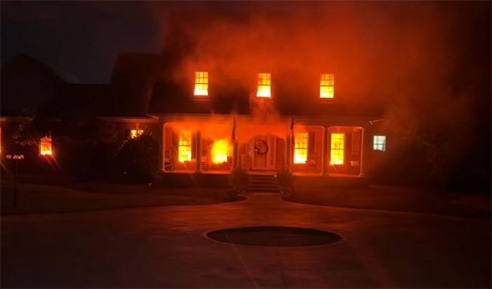 할로윈에 진심인 커플이 집 꾸몄더니... ‘소방서 신고’ 잇따른 이유 (영상)