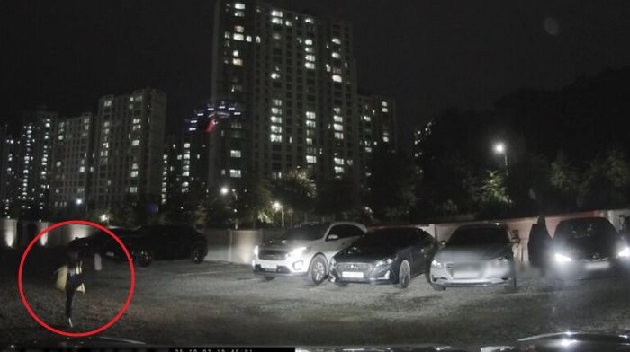 주차장서 아이가 찬 돌에 찍힌 ‘포르쉐’... 지켜보던 부모 ‘현장 이탈’