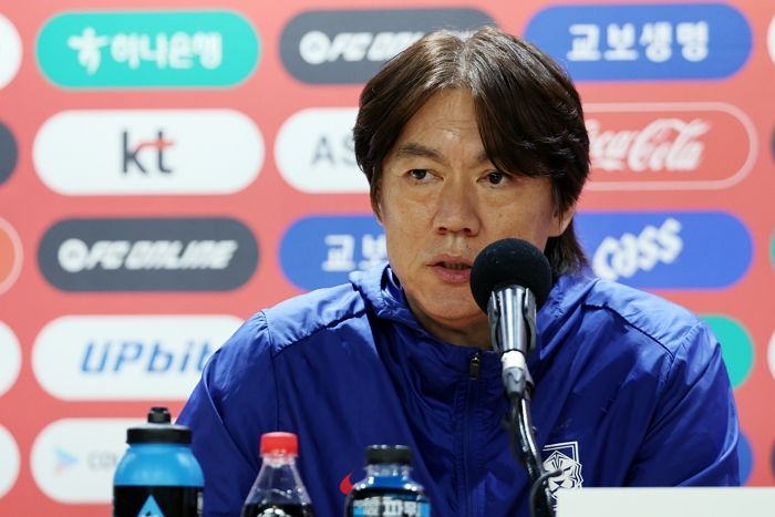 “스리백, 포백을 자꾸 말씀하시는데...” 전술 비판 여론에 홍명보 감독이 밝힌 입장
