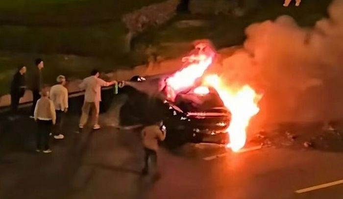 샤오미 전기차, 7개월 만에 또 인명사고...“문 안 열려 구조 못 해”