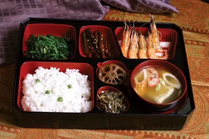 폭등하는 물가에 굶는 직장인들... ‘OOOO원 뷔페’ 사내식당 도입한 日기업