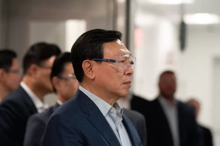 신동빈 롯데그룹 회장이 5일(한국 시간) 미국 뉴욕주에 있는 롯데바이오로직스 시러큐스 바이오 캠퍼스를 찾아 ADC 생산시설을 둘러보고 있다. 롯데지주 제공