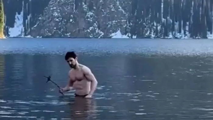 파벨 두로프 텔레그램 창업자이자 최고경영자(CEO)가 카즈흐스탄 알마티주 국립공원 내 콜사이 호수에서 수영하는 영상. 텔레그램 캡처