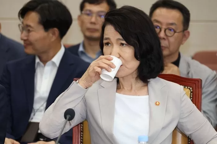 지난 7일 이진숙 방송통신위원장이 서울 여의도 국회에서 열린 과학기술정보방송통신위원회 전체회의에 출석해 물을 마시고 있다. / 뉴스1