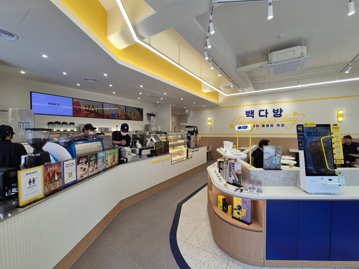 (사진) 더본코리아 ‘핵심상권 창업지원’ 1호점 빽다방 신논현역점_2.jpg