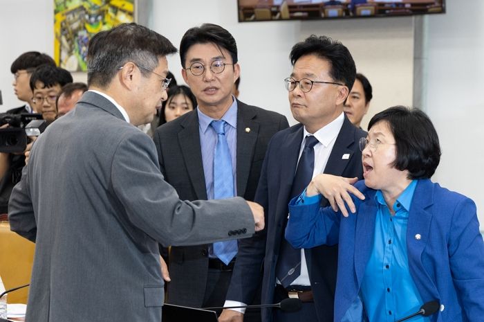 “에휴 찌질한 놈”... 의원간 욕설 문자 폭로로 난장판된 국감