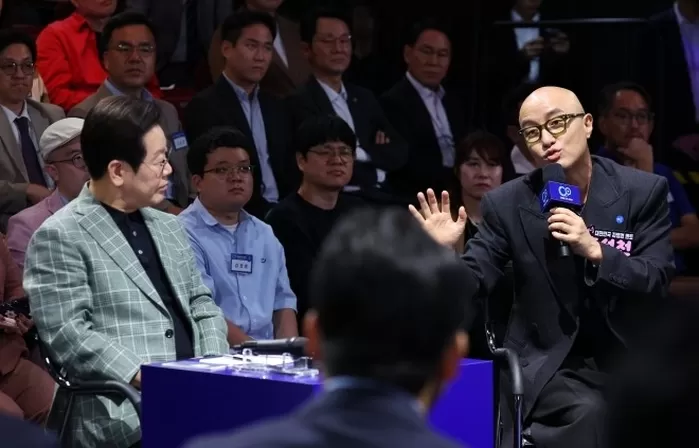 방송인 홍석천 발언 듣는 이재명 대통령 - 이재명 대통령이 14일 서울 동대문구 콘텐츠문화광장에서 열린 디지털토크라이브 ‘국민의 목소리, 정책이 되다’에서 방송인 홍석천의 발...