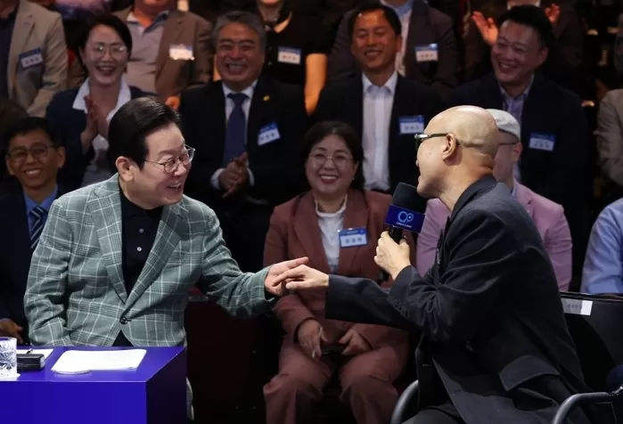 이재명 대통령이 14일 서울 동대문구 콘텐츠문화광장에서 열린 디지털토크라이브 국민의 목소리, 정책이 되다에서 방송인 홍석천의 손을 잡고 있다. 대통령실통신사진기자단