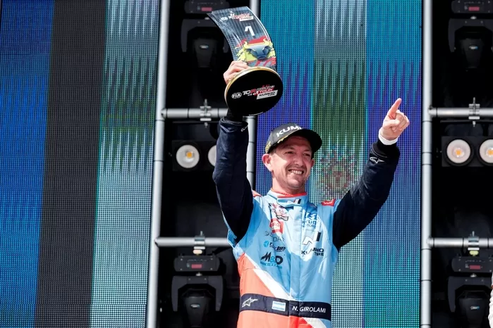 네스토르 지로라미(Nestor Girolami) 선수가 2025년 6월 13~15일 열린 2025 TCR 월드 투어 스페인 대회에서 우승을 차지하고 포디움에서 기뻐하고 있다 / 현대차그룹