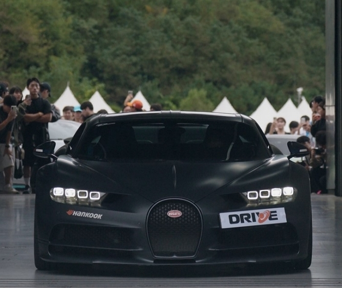 [사진자료2] Peaches Run Universe 부가티 전시.jpg