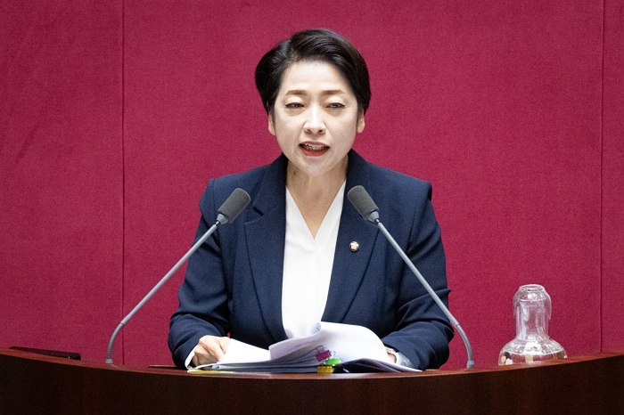 origin_방송미디어통신위원회설치및운영에관한법률안무제한토론하는황정아민주당의원.jpg