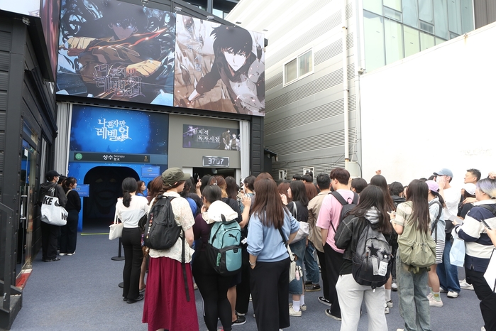 [사진2-참고] 지난해 성수에서 개최한 '2024 월드 웹툰 페스티벌'을 찾은 방문객들의 모습 .JPG