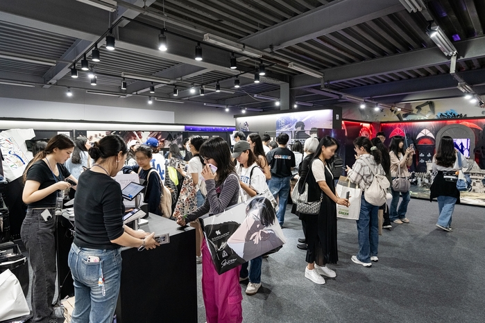 [사진3-참고] 지난해 성수에서 개최한 '2024 월드 웹툰 페스티벌'을 찾은 방문객들의 모습 .jpg