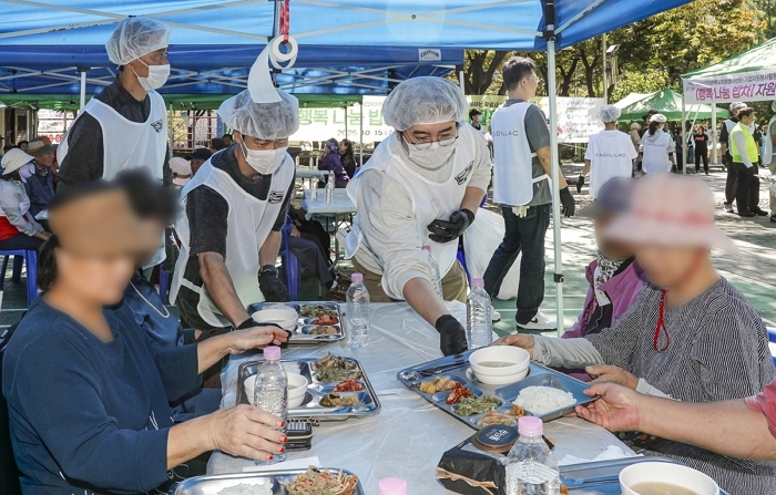 [사진 3] 인천 지역 어르신들에게 무료급식을 전달하고 있는 GM 한국사업장 임직원들.jpg