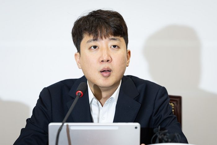 이준석, 李 대통령 히틀러에 비유하며 “법관의 검은 법복 파랗게 물들이려해”