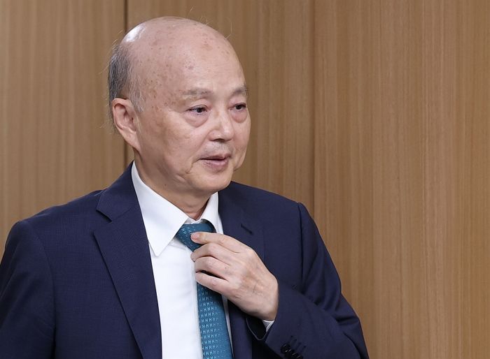‘직원 신체접촉 의혹’ 안창호 인권위원장... “친근감 표현”이라더니 ‘이렇게’ 말 바꿨다