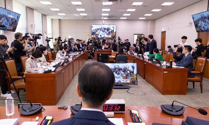 “윤석열 꼬붕 앉으라 vs 누가 누구 꼬붕이야”... 파행 거듭한 법사위
