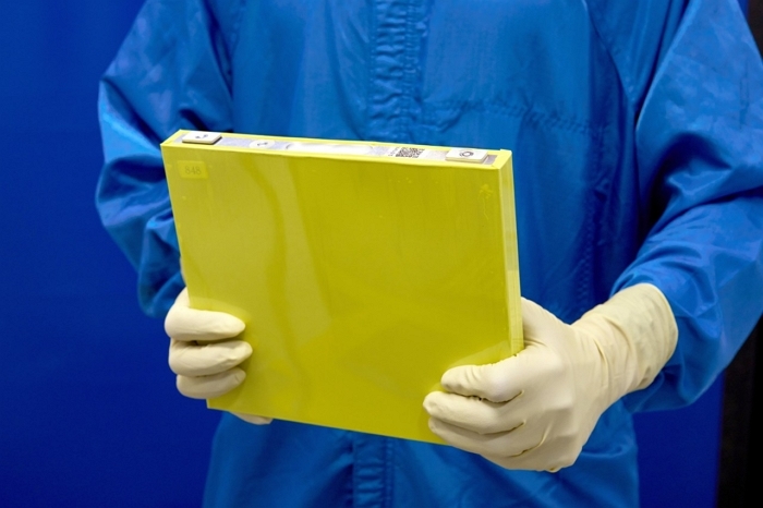 [사진 2] 미시간주 워런에 있는 GM의 ‘월리스 배터리 셀 이노베이션 센터’에서 LMR 배터리 셀 시제품을 들고 있는 직원의 모습.jpg