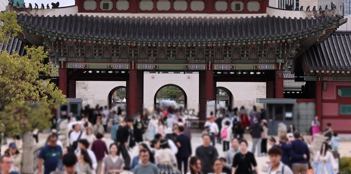 origin_“벌써연휴가끝이라니”…경복궁북적.jpg
