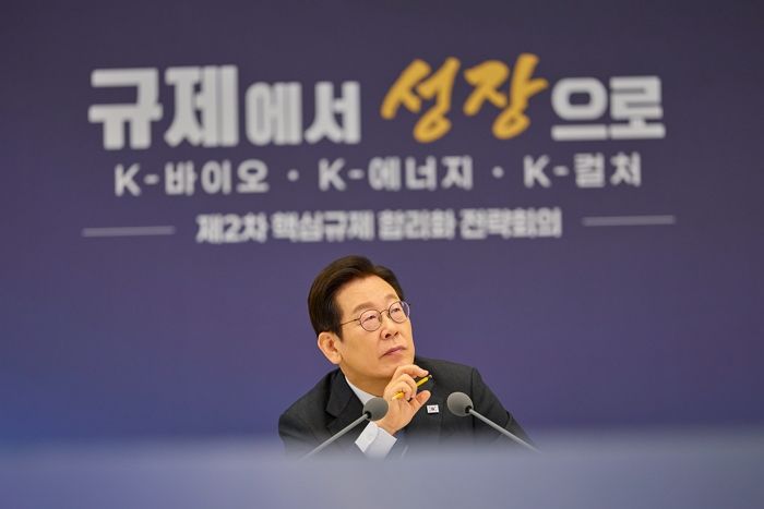 李 대통령 “지상파TV가 받는 차별적 ‘광고·협찬’ 규제 없애야”