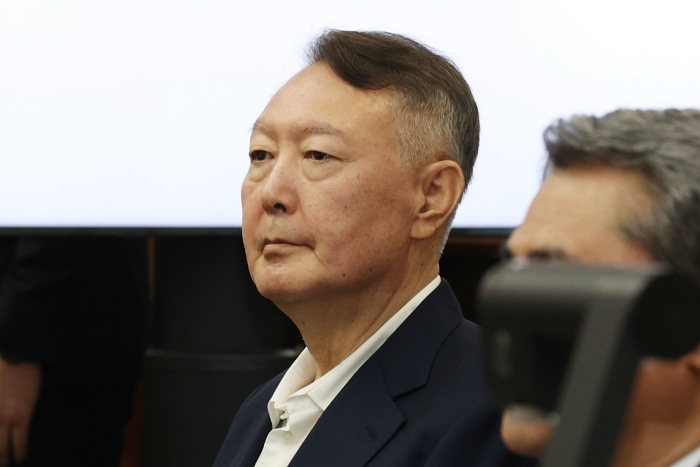 origin_굳은표정으로법정자리한윤석열전대통령.jpg