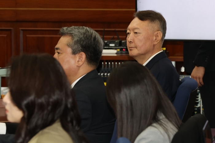 origin_굳은표정으로법정자리한윤석열전대통령 (1).jpg