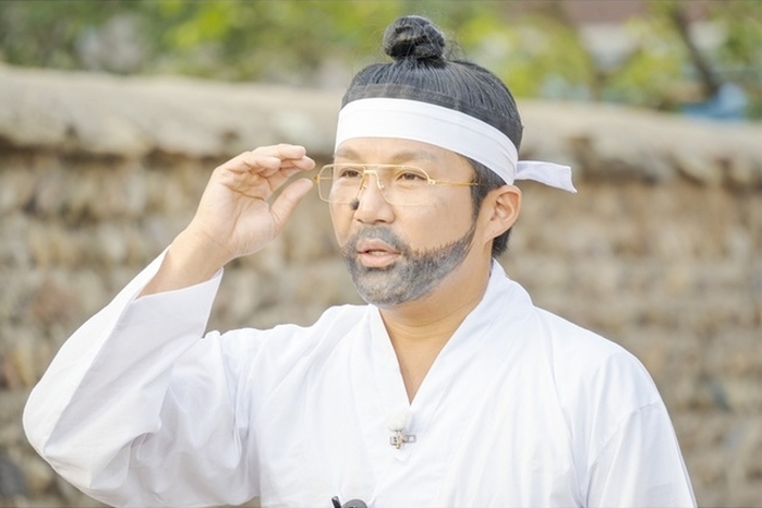 결혼 후 명품 끊었다던 조세호, ‘까르띠에’ 안경 자랑... “마님 댁 청소 몇 군데 했더니”