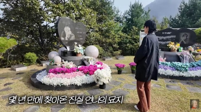 “정 많고 여렸던 사람”... 홍진경, 故 최진실 묘소 찾아 애틋한 마음 전해