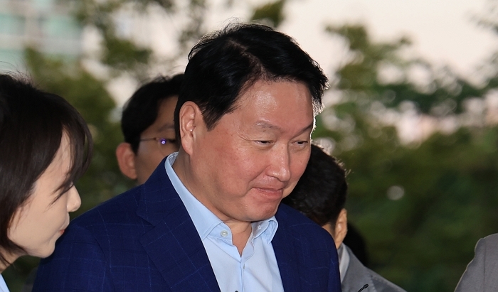 1조 4천억 재산분할 부담 없어진 최태원 회장... 미국 가기 전, 남긴 '이 말'은