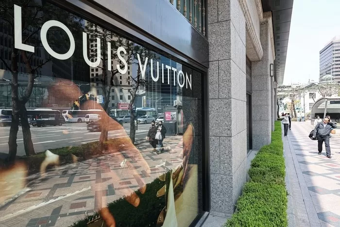 루이뷔통 모회사 LVMH 실적 깜짝 발표, 세계 7위 갑부 아르노 회장 하루만에 27조원 증가