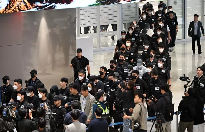 origin_범죄자이자피해자‘캄보디아64명’수갑찬채귀국.jpg