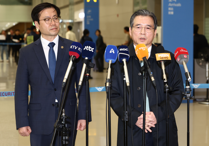 origin_한미관세협상후속논의관련브리핑하는김용범·여한구.jpg