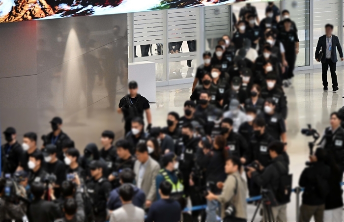origin_범죄자이자피해자‘캄보디아64명’수갑찬채귀국.jpg