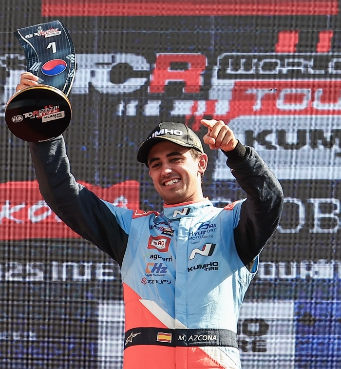 사진1)미켈 아즈코나 선수가 10월 17일(금)~19일(일) 열린 '2025 TCR 월드투어' 6라운드 한국 대회에서 우승을 차지하고 기뻐하는 모습.jpeg