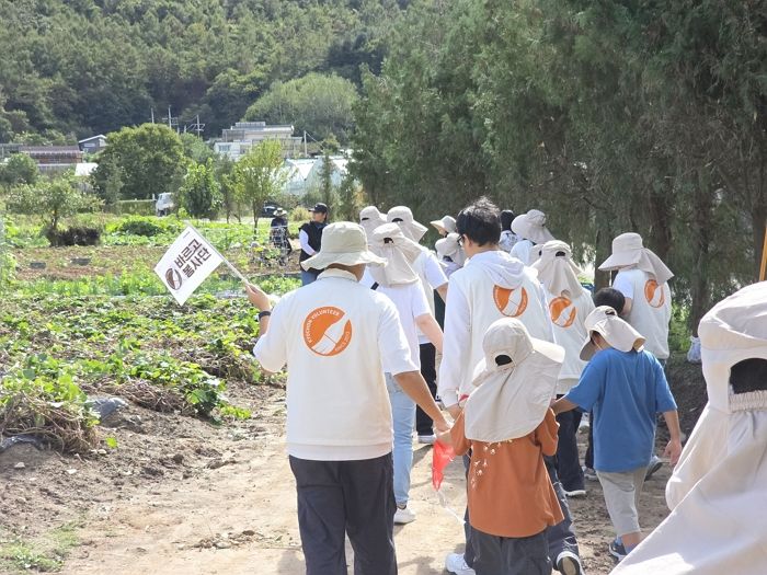교촌에프앤비, 특수학급 학생들과 함께하는 농촌 체험 봉사활동 전개