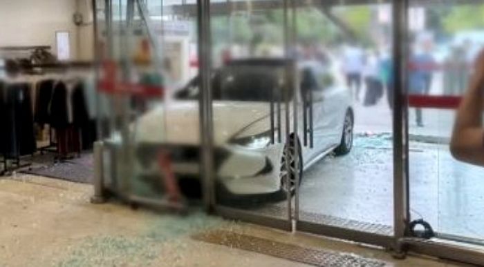 “3번이나 왔다갔다 하더니”... 부산서 승용차로 대형마트 출입구에 ‘돌진’한 운전자