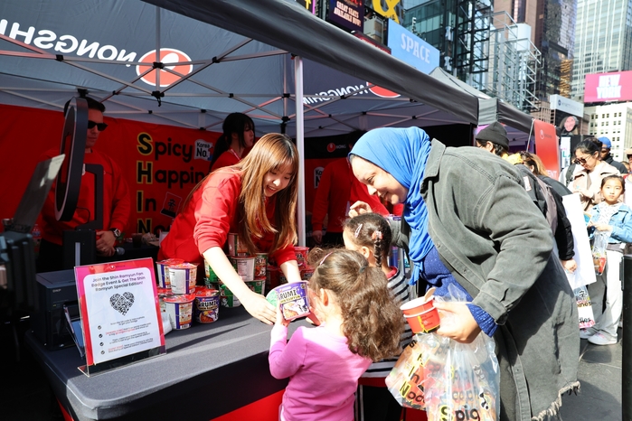 미국 소비자가 타임스퀘어에 마련된 농심 신라면 부스 현장을 체험하고 있다 (1).JPG