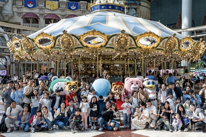 사진2.지난 17일 롯데그룹이 서울 잠실 롯데월드어드벤처 전체를 대관해 ‘2025 롯데 러브 패밀리 페스티벌’을 개최했다. 이날 행사엔~.jpg