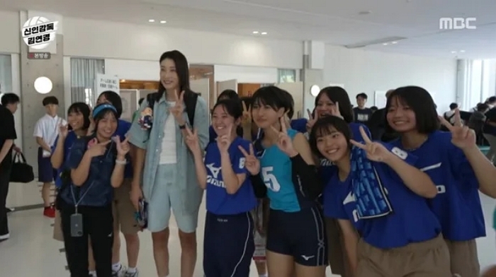 김연경, 일본 고교 배구 대회서 인기 폭발...“사진값 받아야겠다”
