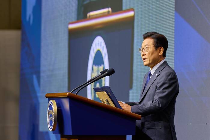 origin_서울ADEX2025개막식축사하는이재명대통령.jpg