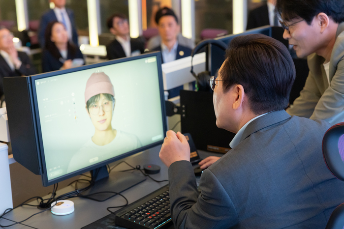 origin_게임체험하는이재명대통령 (1).jpg