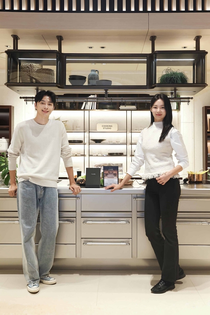 신세계백화점 강남점9층_쿠치넬라 세로1.jpg