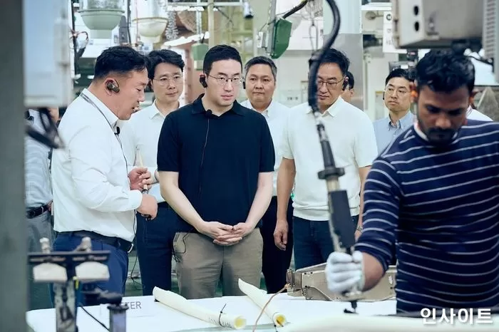 인도 뉴델리에 위치한 LG전자 노이다 생산공장을 찾아 에어컨 생산과정을 살펴보는 구광모 LG그룹 회장(왼쪽 세번째). / 사진제공=LG