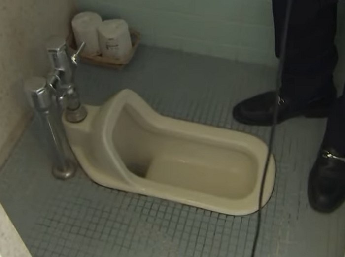 수세식 변기 물 내릴 때 “손으로 누른다” vs “발로 밟는다”... 일본서는 반반