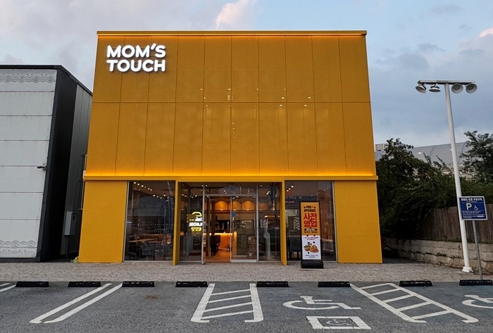 맘스터치, 전주에 첫 ‘드라이브 인’ 매장 열었다... 차 안에서 버거·치킨·피자 한 번에