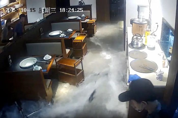 “너무 신선하네요” 바다로 변한 中 해산물 식당... 무슨 일인가 봤더니