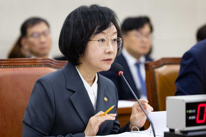 origin_청소년출입가능한메이드카페논란…식약처장교육부와협의할것.jpg