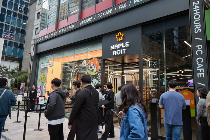 “화면 속 메이플, 강남으로 나왔다”... 넥슨이 강남역에 만든 PC방 ‘메이플 아지트’