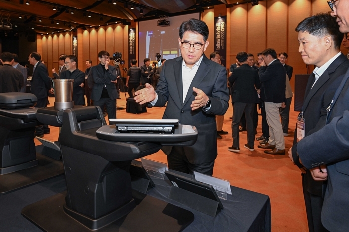 (사진2) 전시물을 살펴보는 양희원 사장.jpg