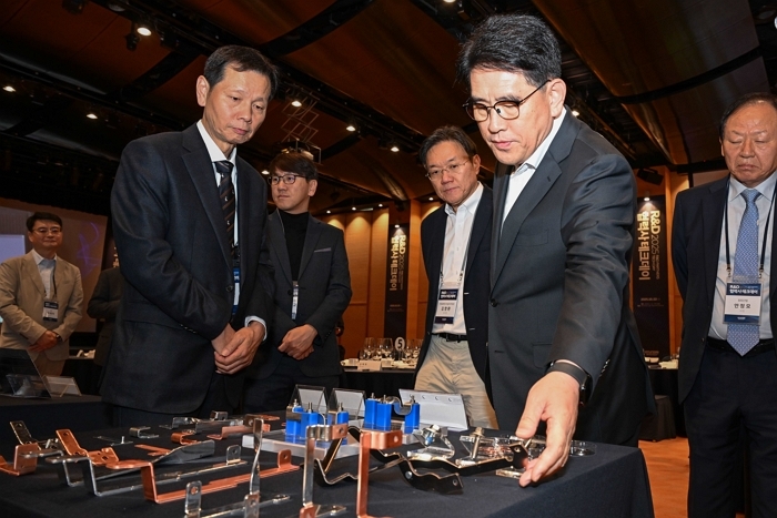 (사진3) 전시물을 살펴보는 양희원 사장.jpg